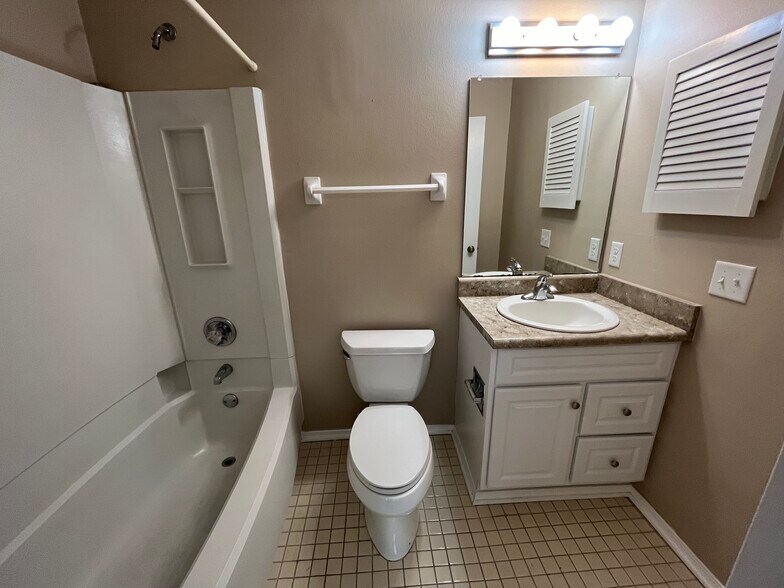 Bath 1 - 5001 Grande Dr
