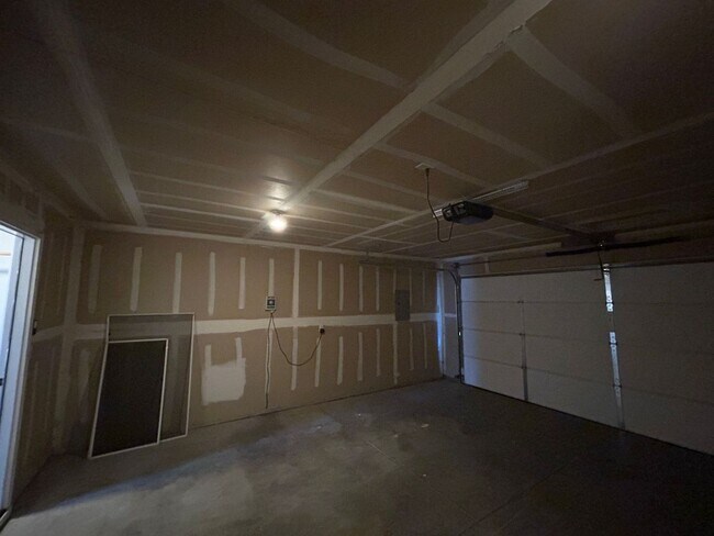 Building Photo - 830 W Sheridan Ave