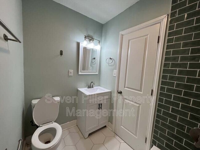 Building Photo - 1347 E Livingston Ave