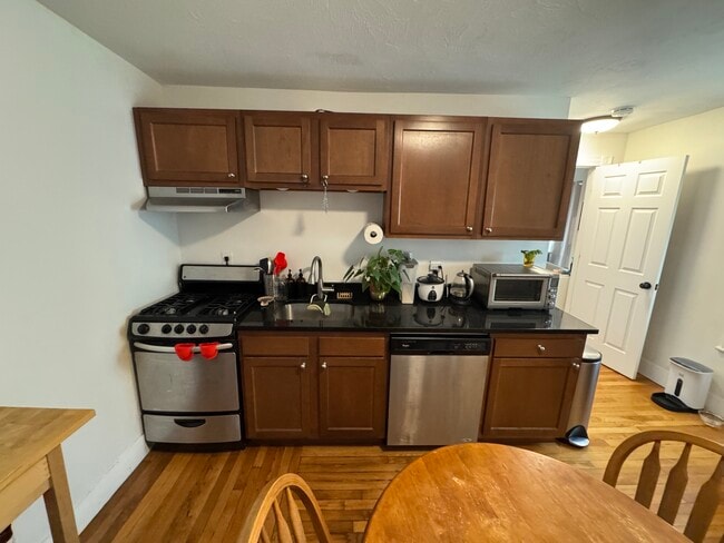 Building Photo - 5-7 Blake St. Unit 4