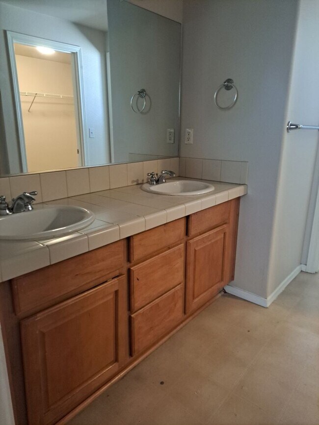 Building Photo - 3 Bedroom Home - Nice back yard -  no applications pending available now !