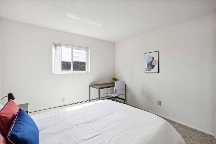 Building Photo - 5556 Broadview Rd