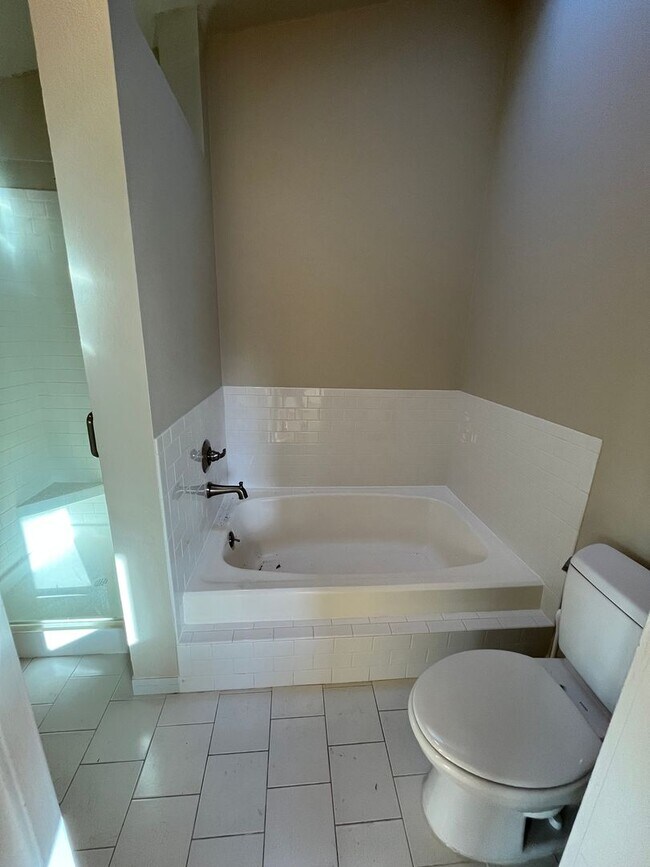 Building Photo - *Holiday Move In Special, $500 Off First Month's Rent! Large 4 bedroom/ 2.5 Bathroom Home for Ren...