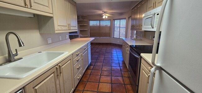 Building Photo - UNFURNISHED GREAT SINGLE FAMILY HOME