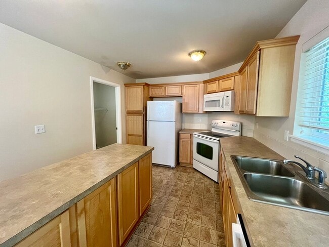 Building Photo - 2-Story Townhouse