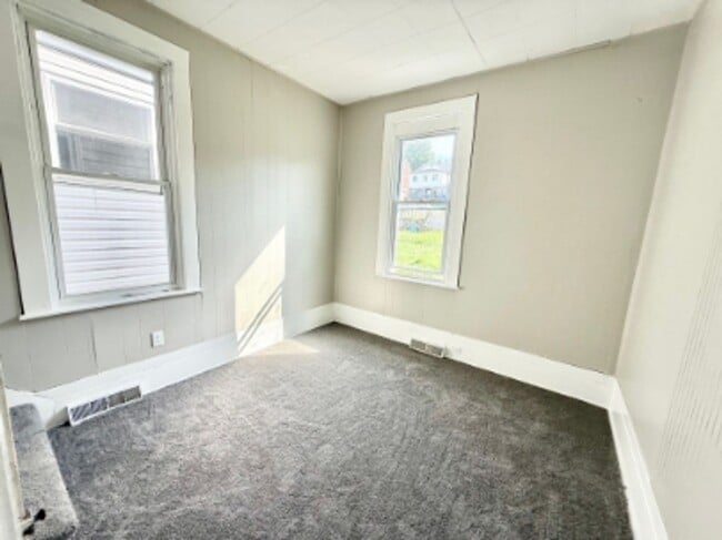 Building Photo - 419 N 4th St