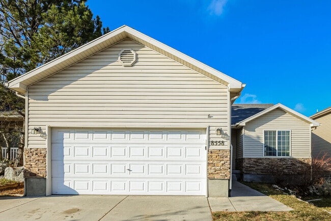 Building Photo - 8558 Maul Oak Dr