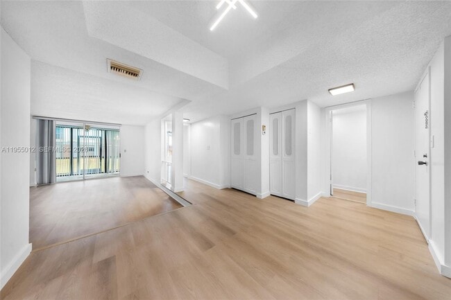 Building Photo - 3650 Inverrary Dr