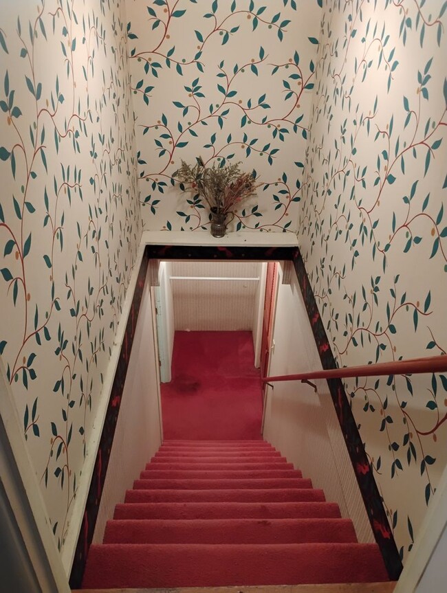 Building Photo - Spacious Furnished 3-4 Bedroom Home Near Dartmouth