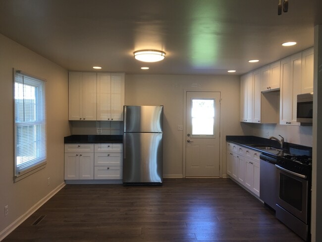 Building Photo - 2 Sweetbriar Ct