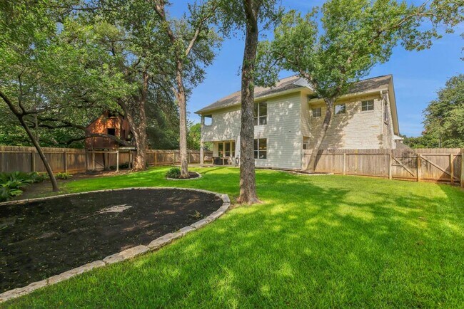 Building Photo - 701 Oaklands Dr