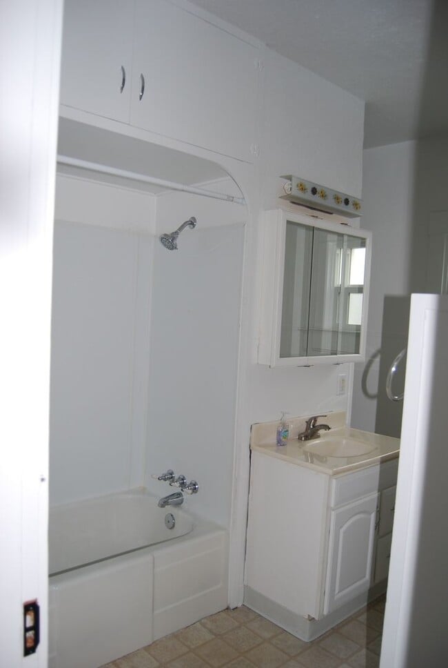 Building Photo - 2BR Home in Forest Grove OR