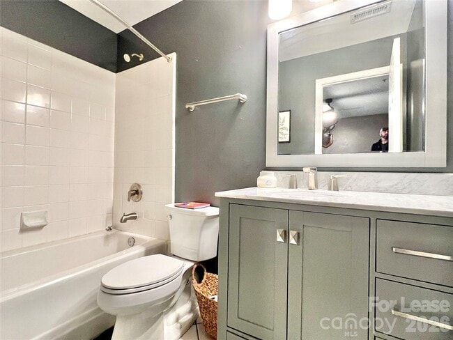 Building Photo - 833 W 4th St