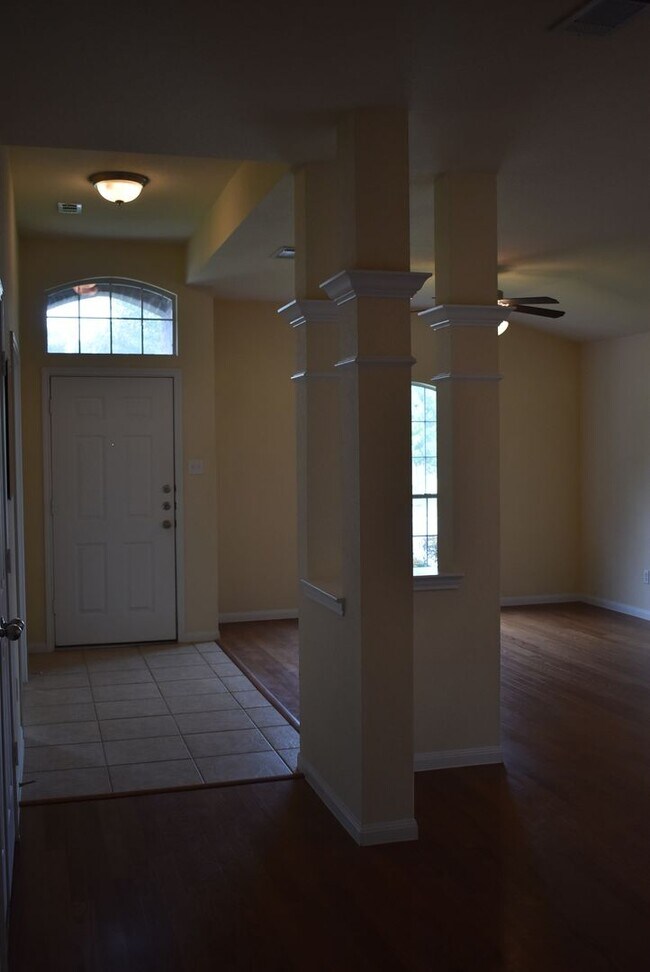 Building Photo - Gorgeous house in Skipcha Estates! HUMONGOUS!