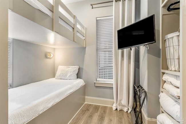 Building Photo - 70 Marthas Ln