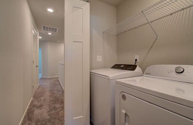 Building Photo - Immaculate Ridgefield Townhome