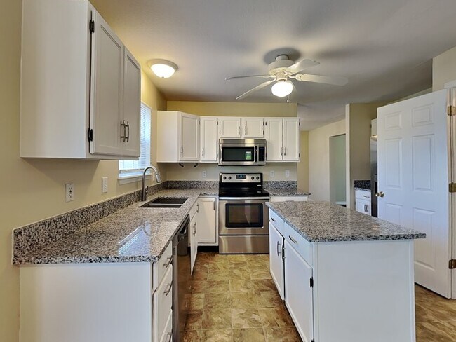 Building Photo - 4 bed 2.5 bath in Carmel!