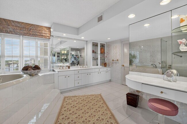 Building Photo - 1021 Hillsboro Mile