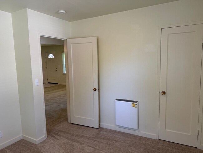 Building Photo - Updated 2 bedroom 1 bathroom house in Eugene!