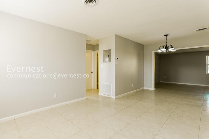 Building Photo - 1120 Constantine St