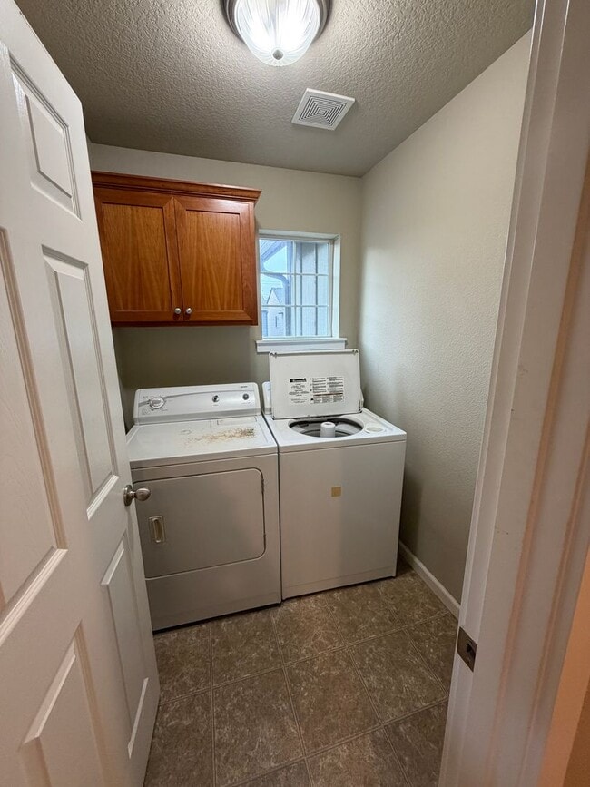 Building Photo - 3-Bed/2.5 Bath + Office & Bonus Room on Quiet Dead-End Street