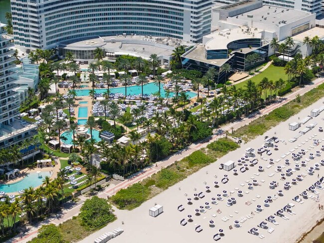 Building Photo - 4401 Collins Ave