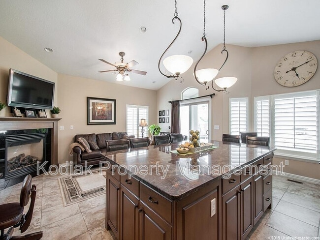 Building Photo - 637 Edgewood Dr