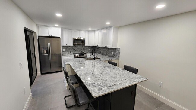 Building Photo - 2026 20th Ct