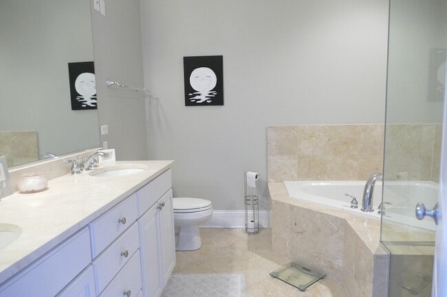 Building Photo - 3024 N Sheffield Ave