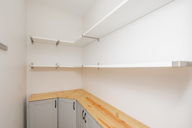 Building Photo - 2136 N Avers Ave