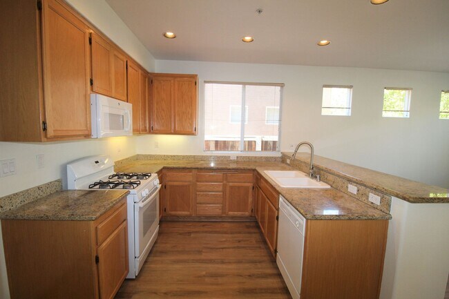Building Photo - Large Ventura Home with Community Pool