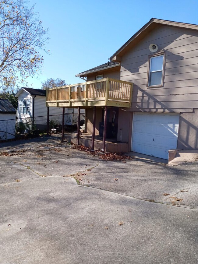 Building Photo - 2638 Summit Ave