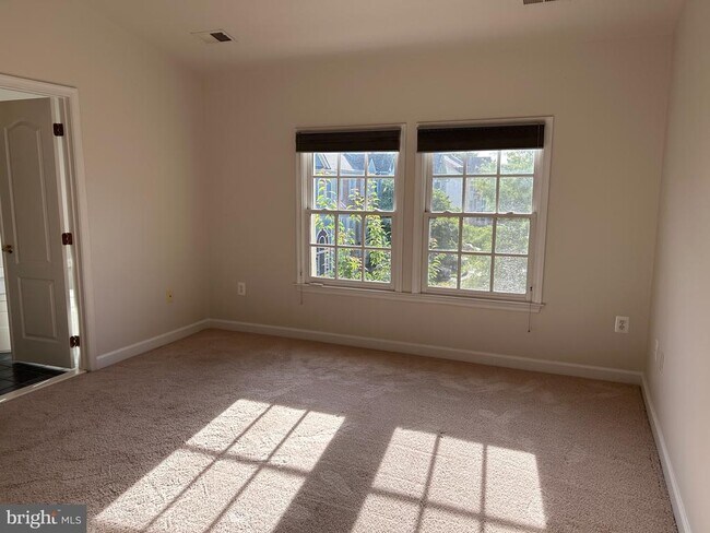 Building Photo - 111 Maximillian Ct SW
