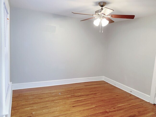 Building Photo - 3 Bedrooms 2 Full Baths with fenced in bac...