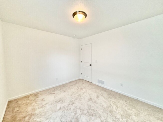 Building Photo - December FREE If Lease Starts By Nov. 15!!