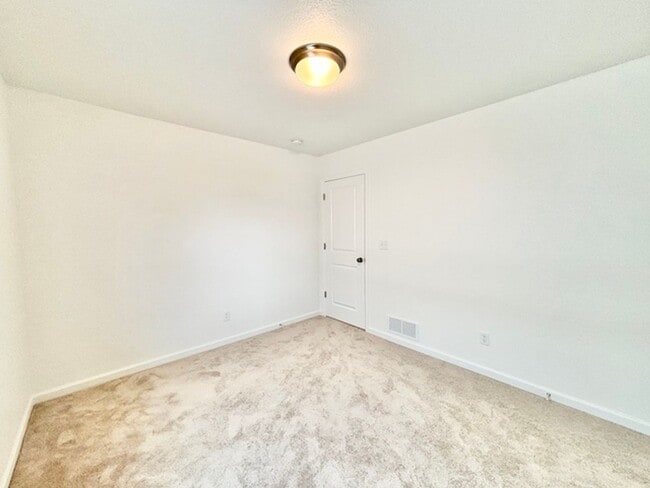 Building Photo - SECOND MONTH FREE RENT!