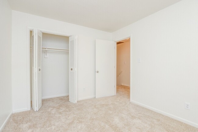 Building Photo - 2401 Shamrock Gardens Dr
