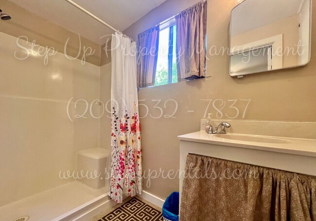 Building Photo - Updated 2-Bed, 2-Bath Home with Bonus Room...