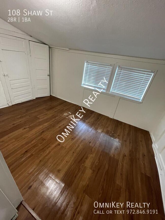 Building Photo - 108 Shaw St