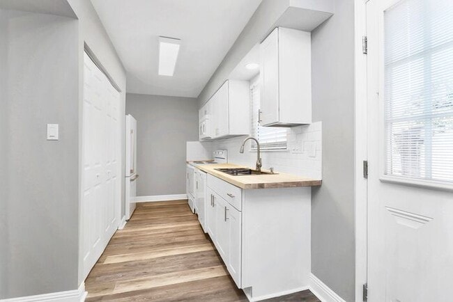 Building Photo - END UNIT 3BD/2.5BA Townhome in Lexington Commons