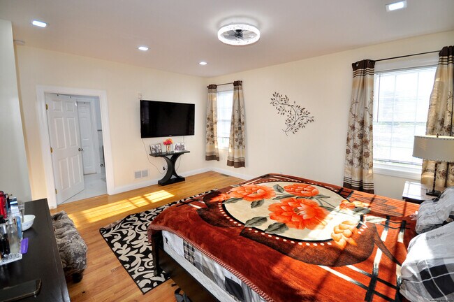 Building Photo - 3 Maplecrest Ln