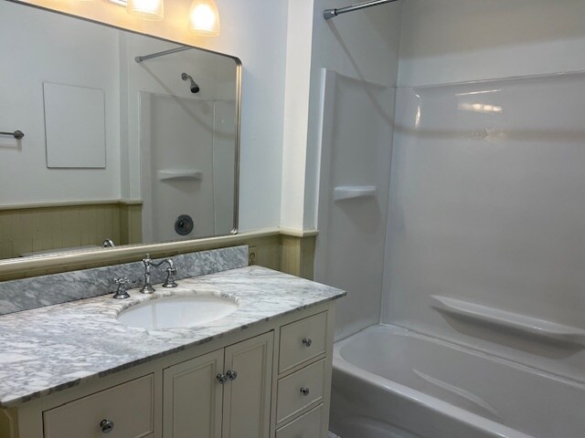 Building Photo - 325 S 6th St