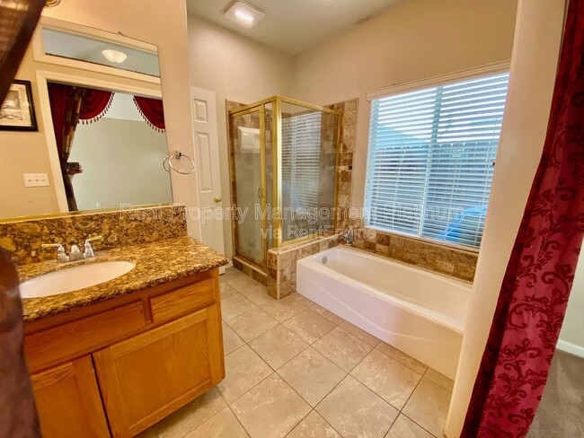 Building Photo - 6684 N Western Ave