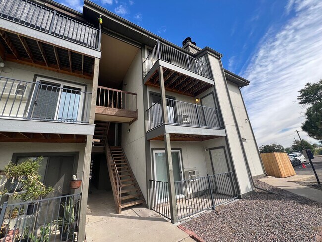 Building Photo - Spacious 2-Bed, 2-Bath Condo in Desirable ...