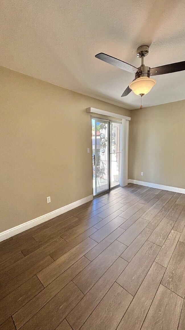 Building Photo - 2 Bedrooms Townhome Availble For Rent in I...