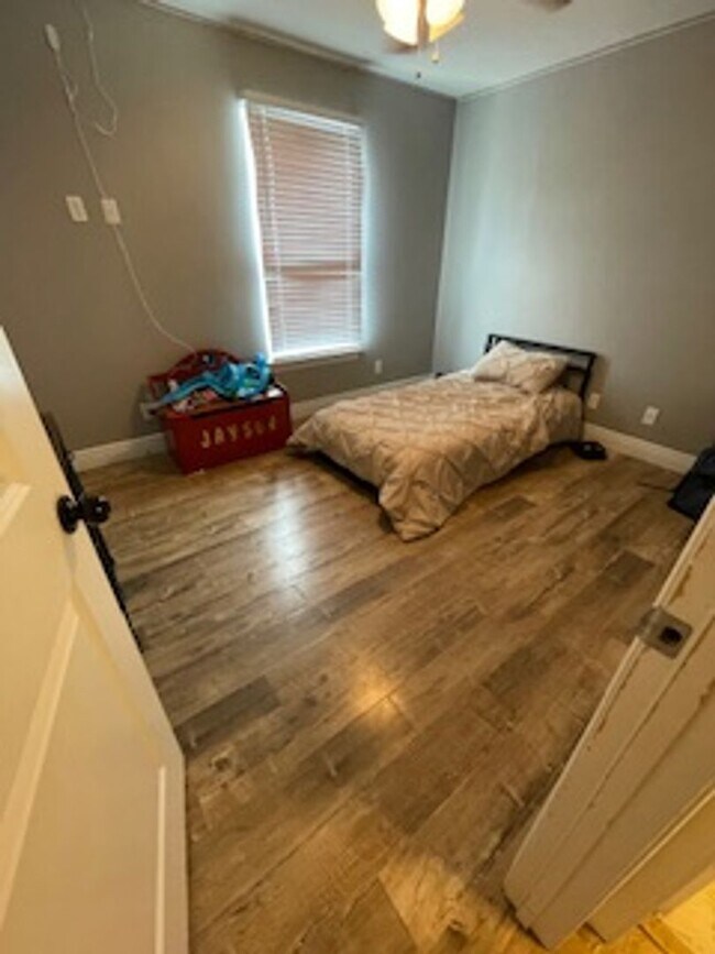Building Photo - Oak St Duplex