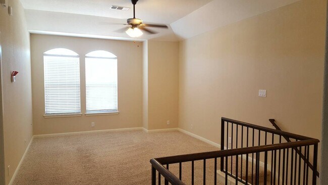 Building Photo - HOUSE FOR RENT