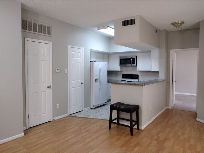 Building Photo - 10855 Meadowglen Ln