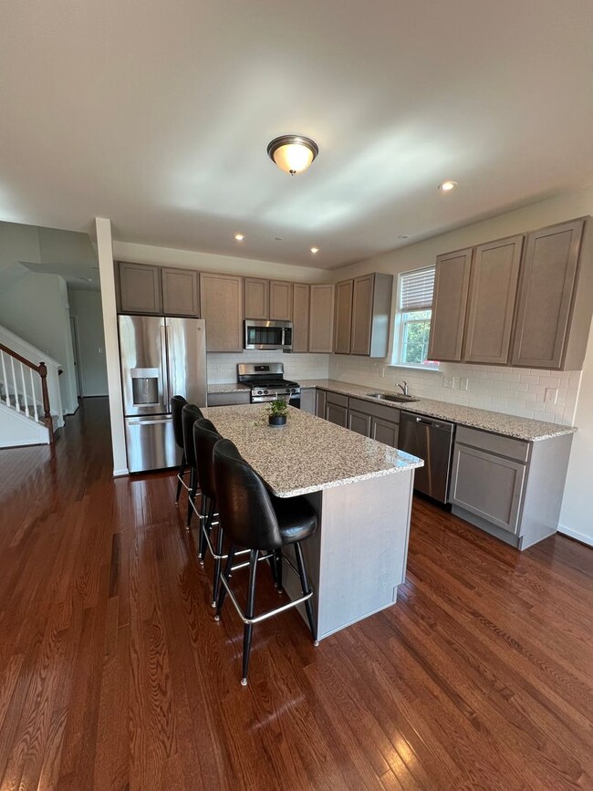 Building Photo - THREE BEDROOM TOWNHOME- PARKLAND SCHOOLS