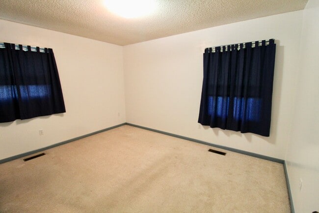 Building Photo - For Rent: Spacious Ranch-Style Home with S...